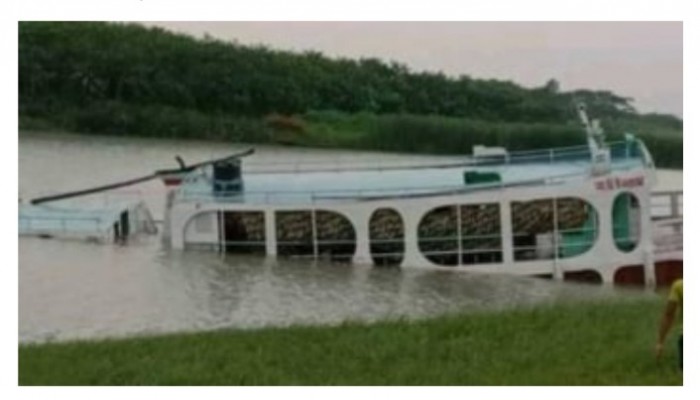 কাজিরহাটে ঝড়ের কবলে পড়ে একটি লঞ্চ ডুবি