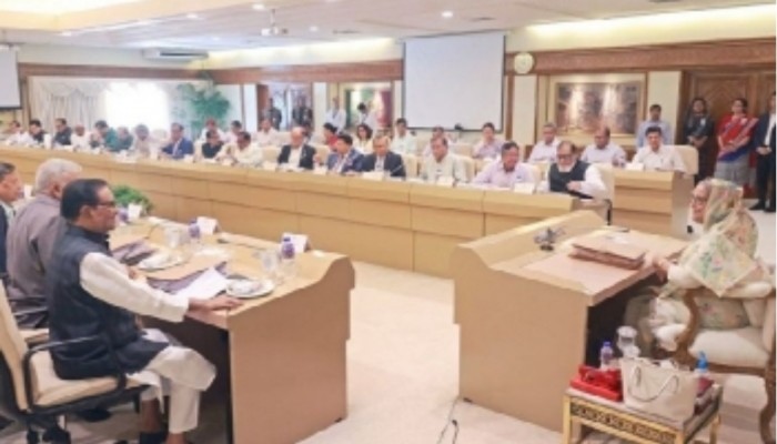 ভূমি সংক্রান্ত প্রতারণা,ও অবৈধভাবে  দখল করলে, মিথ্যা তথ্য দিয়ে একজনের জমি আরেকজন দলিল করে নিলে দুই থেকে সাত বছরের জেল খাটতে হবে।