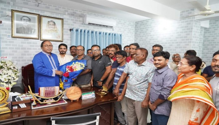 রাসিক নির্বাচনে  পুনরায় মেয়র নির্বাচিত হওয়ায় খায়রুজ্জামান লিটনকে  বিভিন্ন শ্রেণি  পেশার ব‍্যাক্তিদের শুভেচ্ছা প্রদান