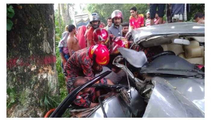 বরিশালে গাছের সঙ্গে প্রাইভেটকারের ধাক্কায় এক নারী  চিকিৎসক নিহত