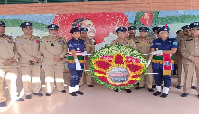 ১৫ আগষ্ট জাতীয় শোক দিবসে চাঁপাইনবাবগঞ্জ   পুলিশ সুপারের  বিনম্র শ্রদ্ধা নিবেদন