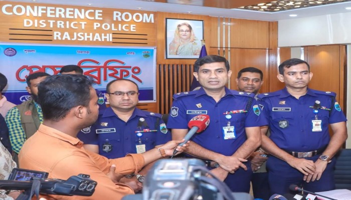 রাজশাহী জেলা ডিবির অভিযানে  দুর্ধর্ষ  মাদক ব‍্যবসায়ী অস্ত্রসহ আটক