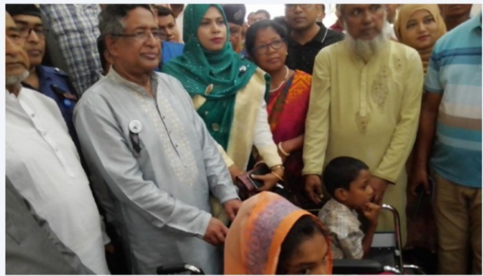 মধুপুরে প্রতিবন্ধী- দুস্থদের মাঝে সেলাই মেশিন,হুইল চেয়ার বিতরণ করলেন কৃষি মন্ত্রী