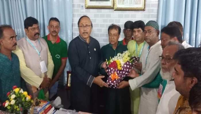 রাসিক মেয়রের সাথে নবনির্বাচিত মহানগর শ্রমিক লীগ কমিটির সৌজন্য সাক্ষাৎ