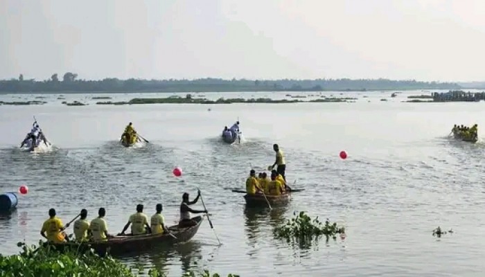 সাপাহার জবই বিলে ঐতিহ্যবাহী নৌকা বাইচ প্রতিযোগিতা অনুষ্ঠিত