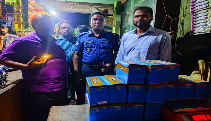 গোদাগাড়ীর মহিষালবাড়ীতে ভেজাল পণ্য রাখার দায়ে দোকান মালিককে অর্থদন্ড