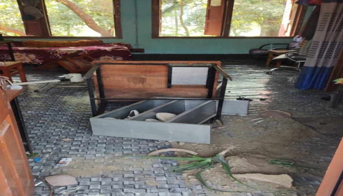 রাবি ছাত্রলীগ কমিটিকে অবাঞ্ছিত ঘোষণা, পদ বঞ্চিতদের বিক্ষোভ-ভাঙচুর