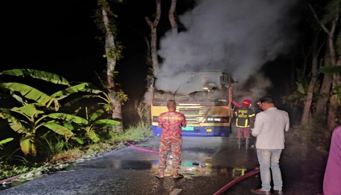 পুঠিয়ায় শ্রমিকবাহী বাসে আগুন