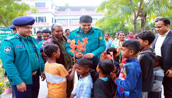 বড়দিন উপলক্ষ্যে নগরীর বিভিন্ন গির্জা পরিদর্শনে আরএমপি  কমিশনার