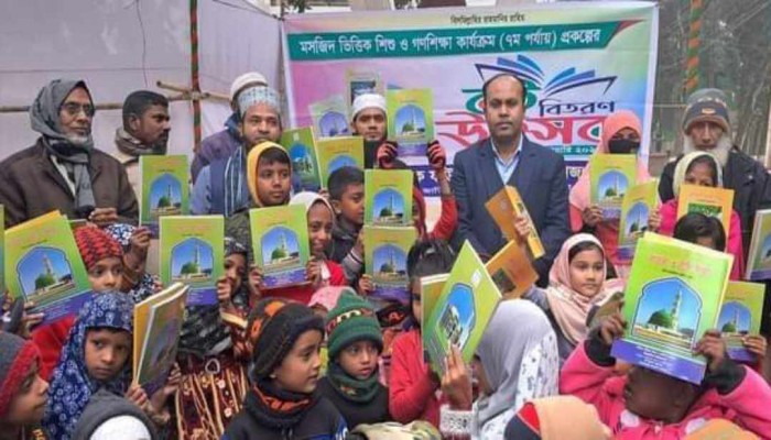 তানোরে নতুন বছরের প্রথম দিনে কোমলমতি শিক্ষার্থীরা পেল নতুন বই