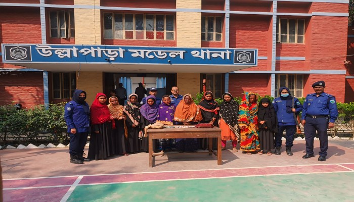সিরাজগঞ্জে ছিনতাই চক্রের ১০ নারী আটক