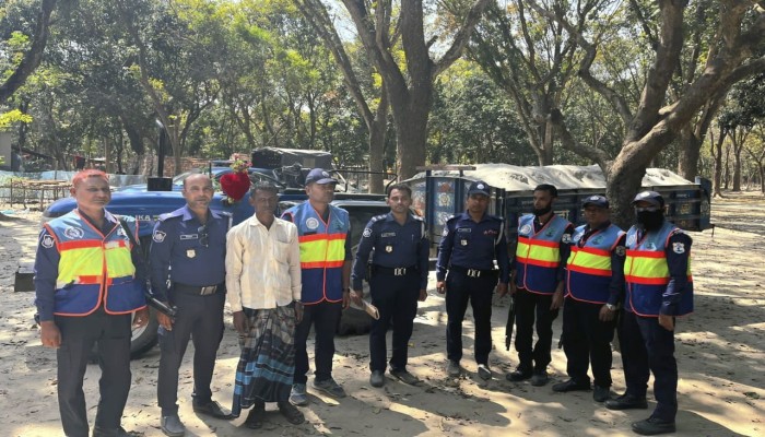 নদী হইতে অবৈধভাবে বালু ও মাটি উত্তোলনকারীর বিরুদ্ধে কঠোর অবস্থানে গোদাগাড়ী নৌ পুলিশ ফাঁড়ি