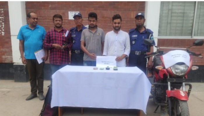 চাঁপাইনবাবগঞ্জে  ছিনতাইকৃত মোটরসাইকেল উদ্ধার সহ ২জন  গ্রেপ্তার