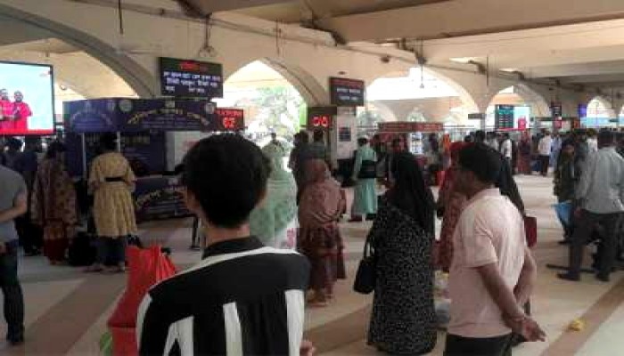 ঈদযাত্রার প্রথম দিনে কমলাপুরে ঘরমুখো মানুষের ভিড়