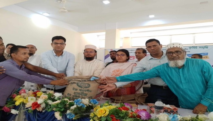 সাপাহারে ক্ষুদ্র ও প্রান্তিক কৃষকদের মাঝে বিনামূল্যে বীজ ও রাসায়নিক সার বিতরণ