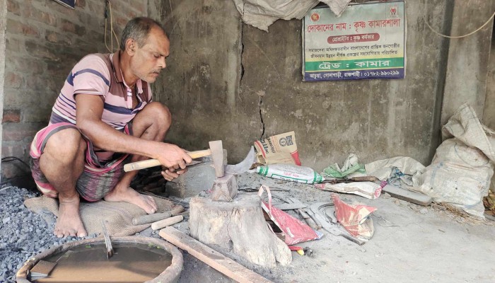 টুং টাং শব্দে কর্মযজ্ঞে ব্যাস্ত কামারপট্টির কারিগররা