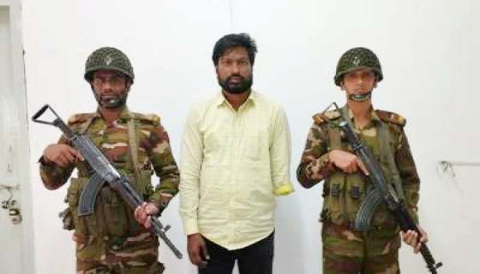 সেনা অভিযানে চুয়াডাঙ্গার শীর্ষ সন্ত্রাসী নফর গ্রেপ্তার