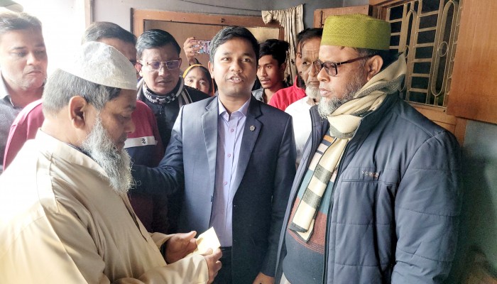 সিংড়ায় বৈদ্যুতিক শর্ট সার্কিটের আগুনে ভস্মীভূত বসতবাড়ি, প্রশাসনের সহযোগিতা