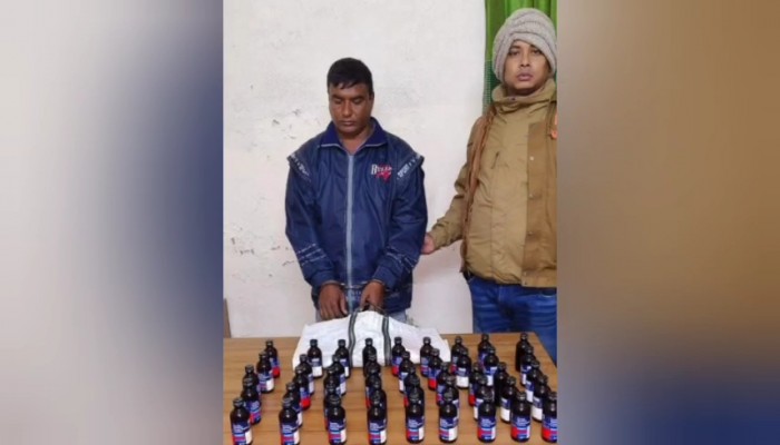 রাজশাহীর ডিবি পুলিশের অভিযানে ফেন্সিডিল-সহ গ্রেফতার ১