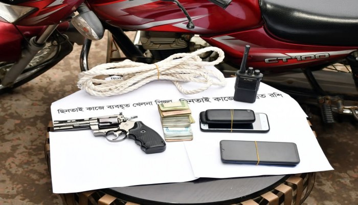 নওগাঁর বদলগাছিতে ভুয়া পুলিশ চক্রের ৭ সদস্য গ্রেফতার