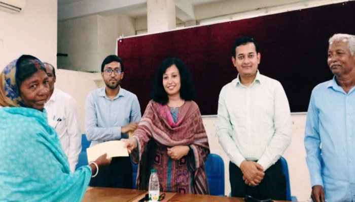 গোদাগাড়ীতে ক্ষুদ্র নৃ-গোষ্ঠীর মাঝে আর্থিক সহায়তা বিতরণ