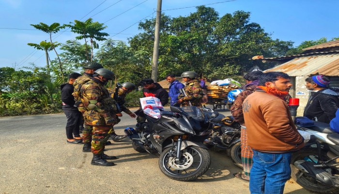 দুর্গাপুরে যৌথ বাহিনীর বিশেষ অভিযান: ট্রাফিক আইন অমান্য করায় মামলা ও গাড়ি জব্দ