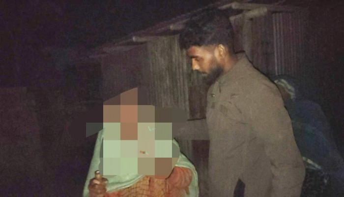 গভীর রাতে শীতার্তদের দ্বারে দ্বারে বৈষম্যবিরোধী নেতা