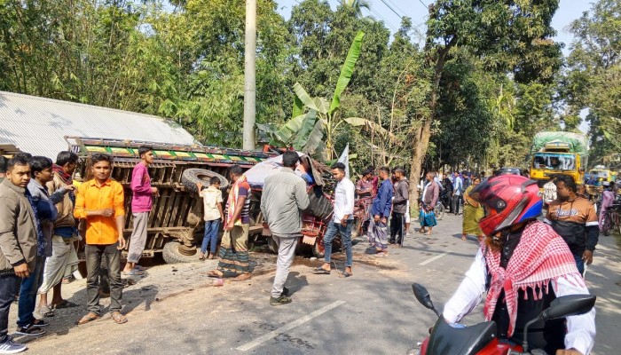 পুঠিয়ায় অটোরিক্সা-নসিমন মুখোমুখি সংঘর্ষে চালকের মৃত্যু