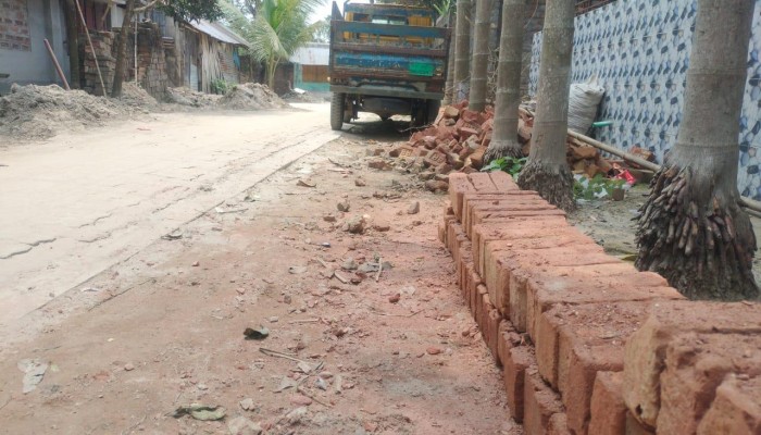 পুঠিয়ায় ৪২ লাখ টাকার ইউনিব্লক সড়কে নিম্নমানের কাজের অভিযোগ, এলাকাবাসীর বাধায় বন্ধ নির্মাণ