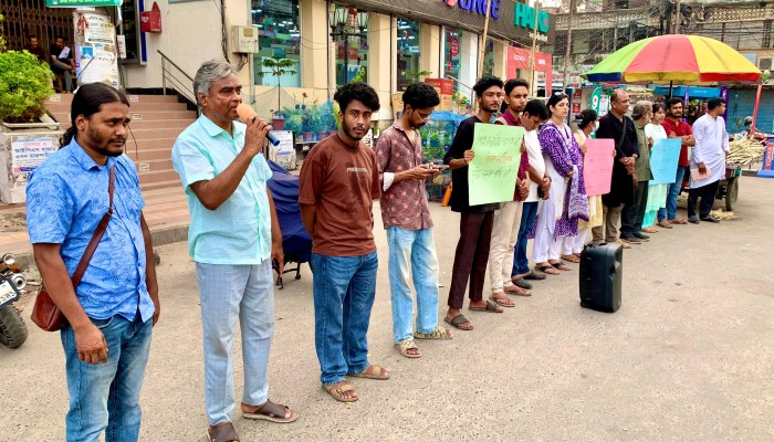 শিশু রামিসা হত্যাকারীর শাস্তির দাবিতে প্রথম আলো বন্ধুসভার মানববন্ধন