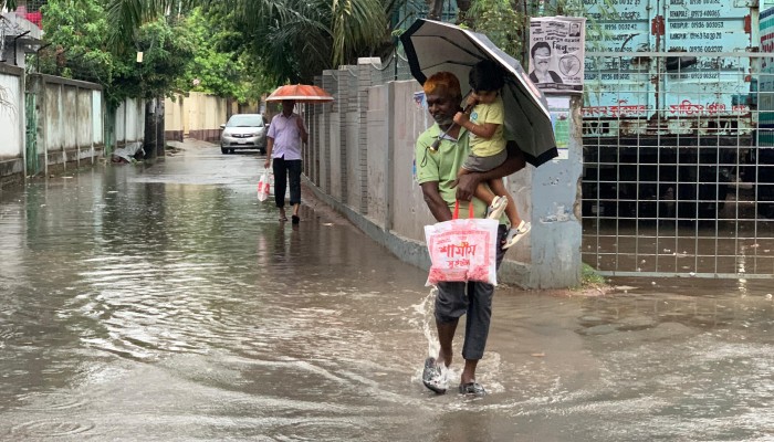 রাজশাহীতে মুষলধারে বৃষ্টি: স্বস্তির মাঝেও জলাবদ্ধতার ভোগান্তি