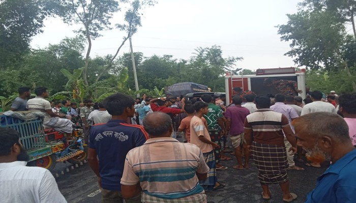 রাজশাহীর মোহনপুরে সড়ক দুর্ঘটনায় নিহত ২, আহত ৩ 