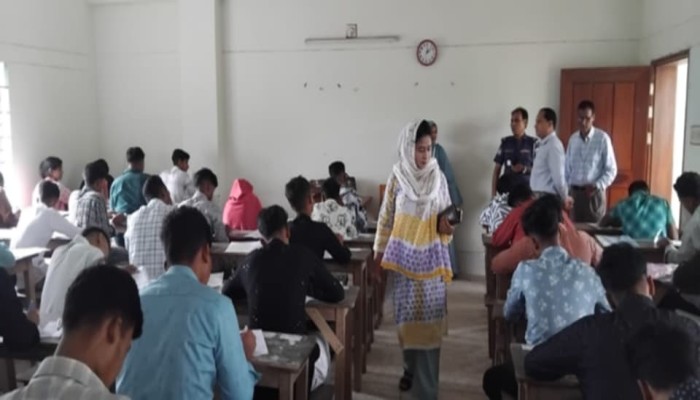 দুর্গাপুরে এইচএসি পরীক্ষা কেন্দ্র পরিদর্শন করলেন নির্বাহী অফিসার (ভারপ্রাপ্ত)
