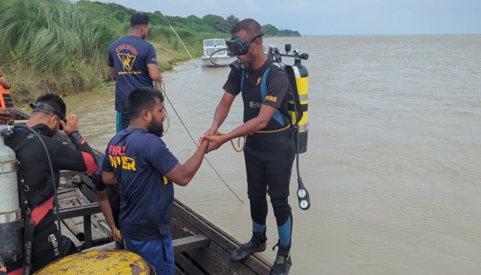 রাজশাহীতে পদ্মায় নৌকাডুবিতে বাবা-ছেলে নিখোঁজ