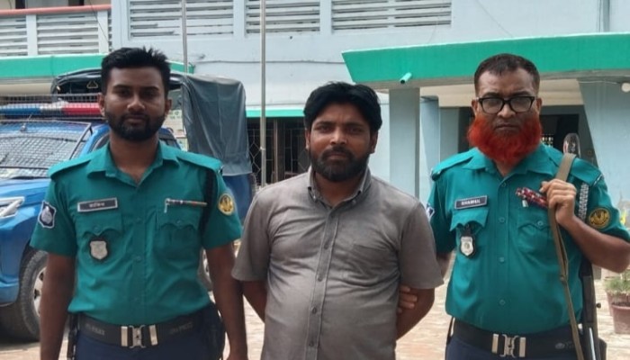 রাজশাহীতে সিকিউরিটি গার্ডকে মারধর ও ছুরি প্রদর্শন: অভিযোগের ১ ঘণ্টার মধ্যে গ্রেপ্তার ১