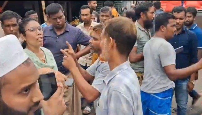 রাজশাহীর পুঠিয়ায় সারের দাবিতে মহাসড়ক অবরোধ করে কৃষকদের বিক্ষোভ 