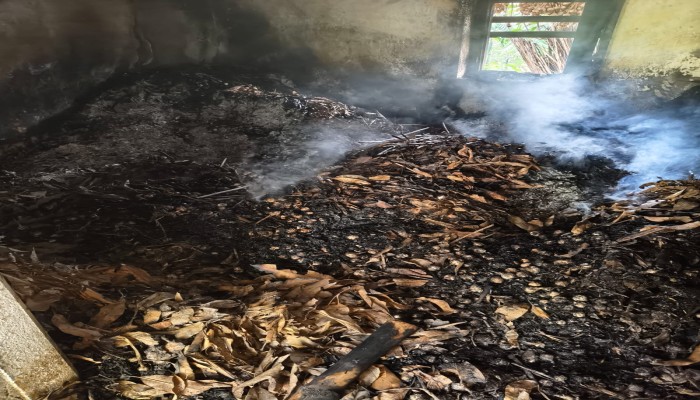 পুঠিয়ায় কোয়ার্টারে আগুন, পুড়ে ছাই ৪০ মণ রসুন